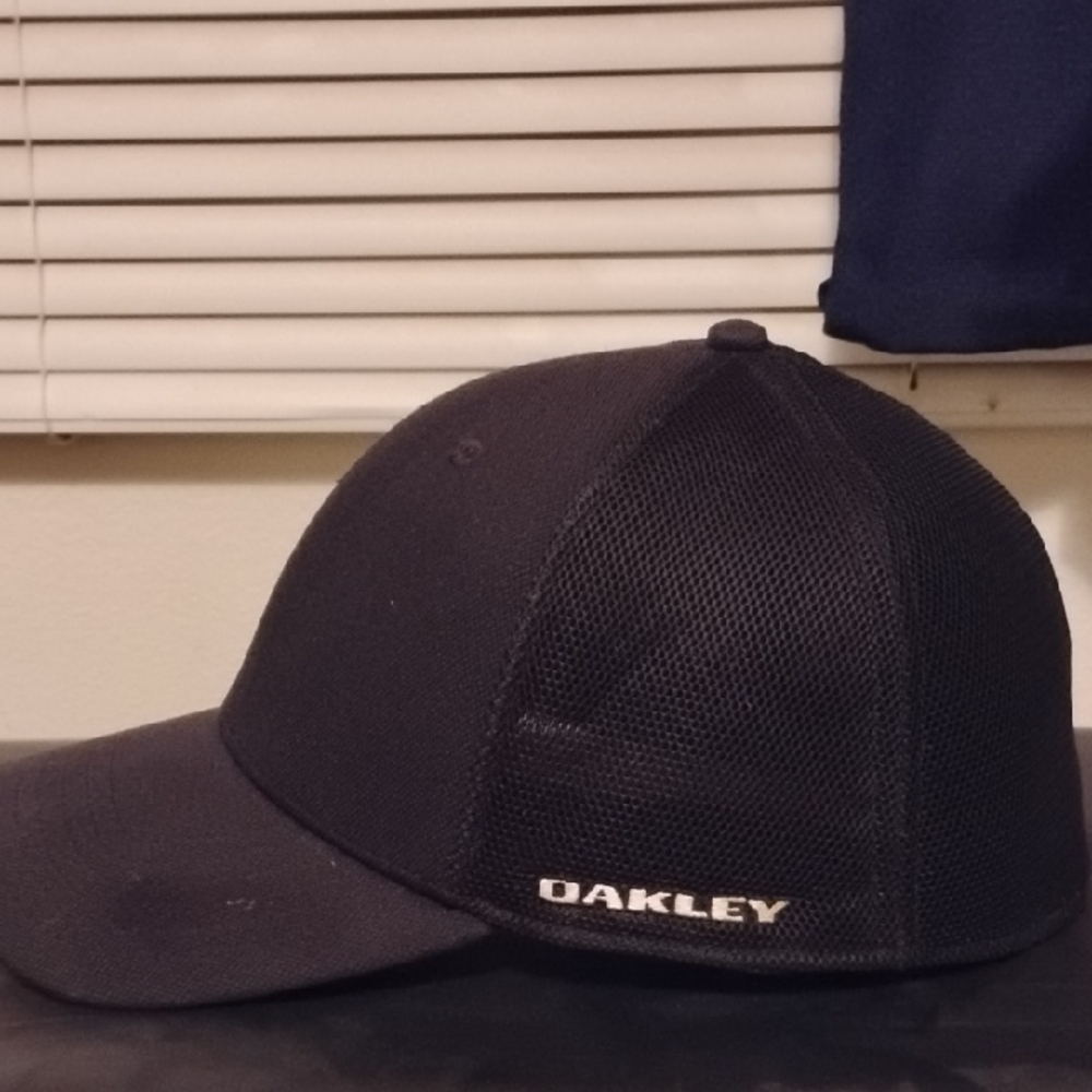 Oakley Black Mesh Baseball Cap - L/XL